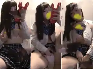 デパートのトイレでこっそりオナニーしちゃうJK140