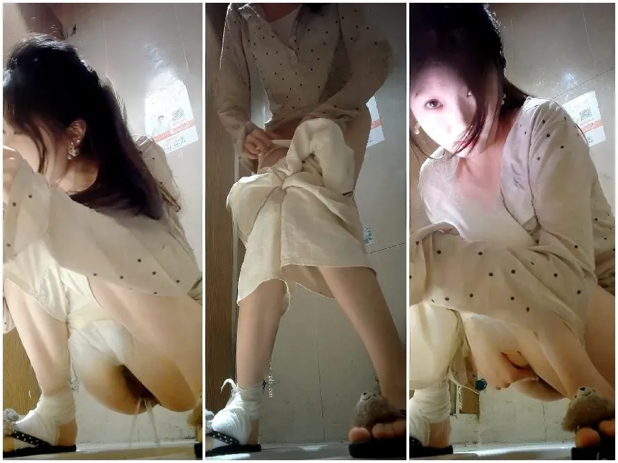 Girls on the Toilet 足を負傷した若い女性が、足を閉じて排尿するパノラマ写真。