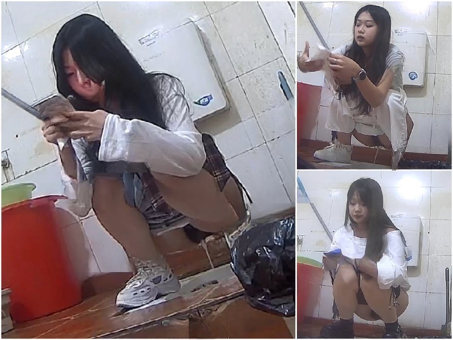 Public Restroom 【オリジナルトイレショット】複数の女子学生が写った大学のトイレのパノラマ写真。親友同士の2組が一緒に用を足してい…