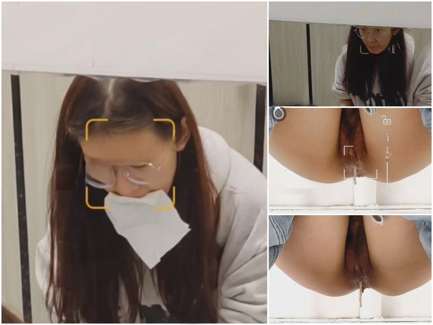 Hidden Camera 6月の最新流出動画：大学の女子トイレでの隠し撮り映像 ❤️ メガネをかけた後輩のセクシーなマンコが露わになり、そこか…